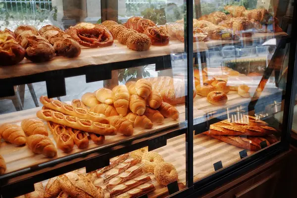 Prateleiras de padaria com pães recém-assados