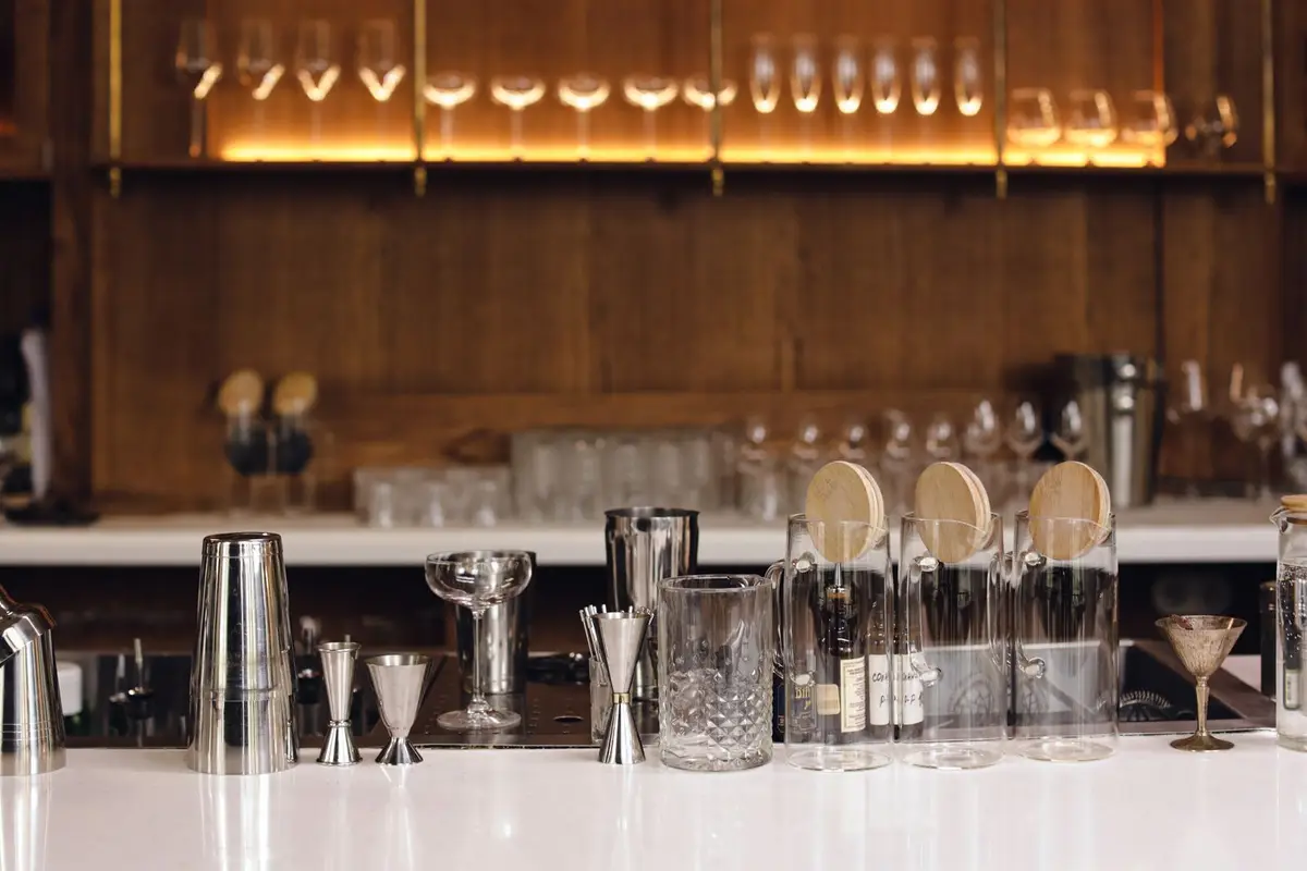 Balcão de bar com garrafas e insumos de drinks