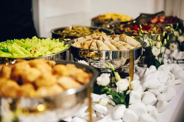 Bandejas de catering com canapés prontas para o evento