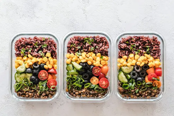 Refeições saudáveis porcionadas em cozinha de clínica