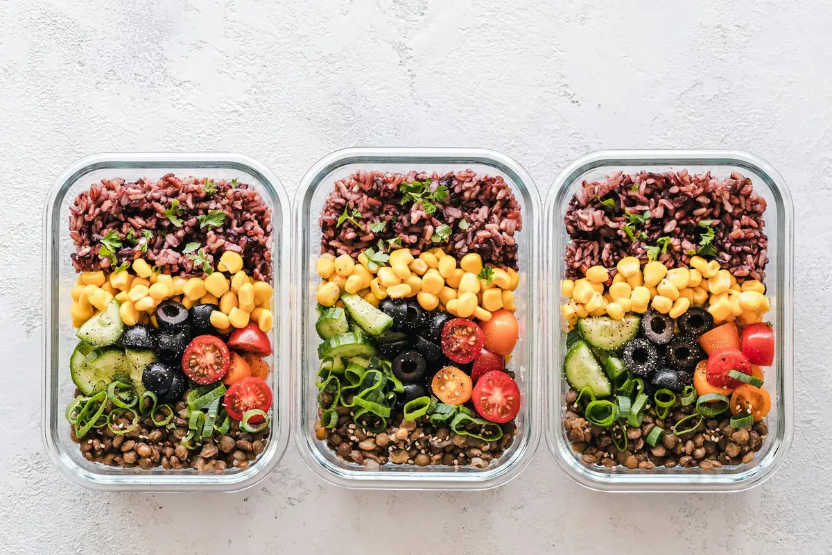 Refeições saudáveis porcionadas em cozinha de clínica