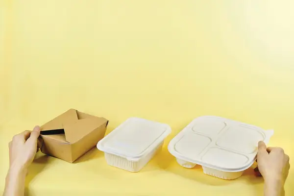 Cozinha de delivery com embalagens prontas para envio