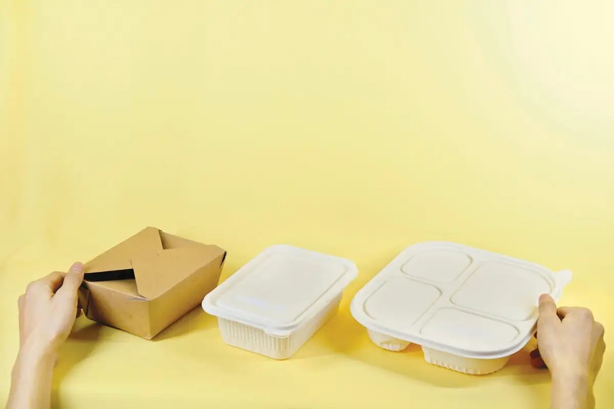 Cozinha de delivery com embalagens prontas para envio