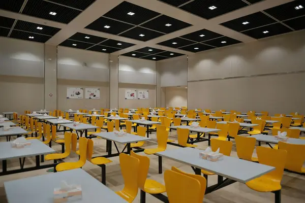 Refeitório de centro de ensino com balcão de distribuição