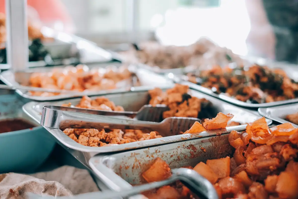 Linha de distribuição de refeições em unidade de alimentação