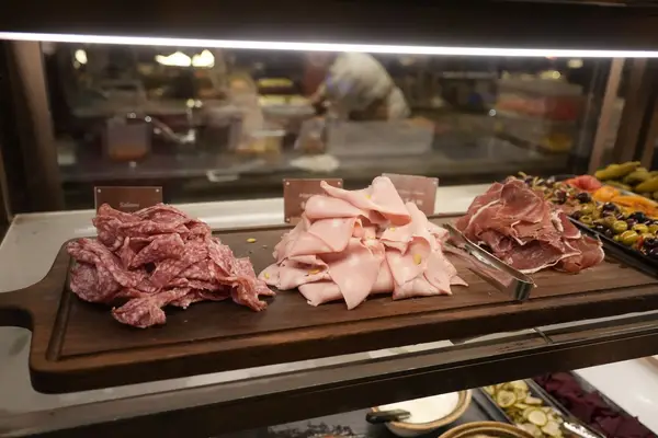 Balcão de delicatessen com frios e queijos