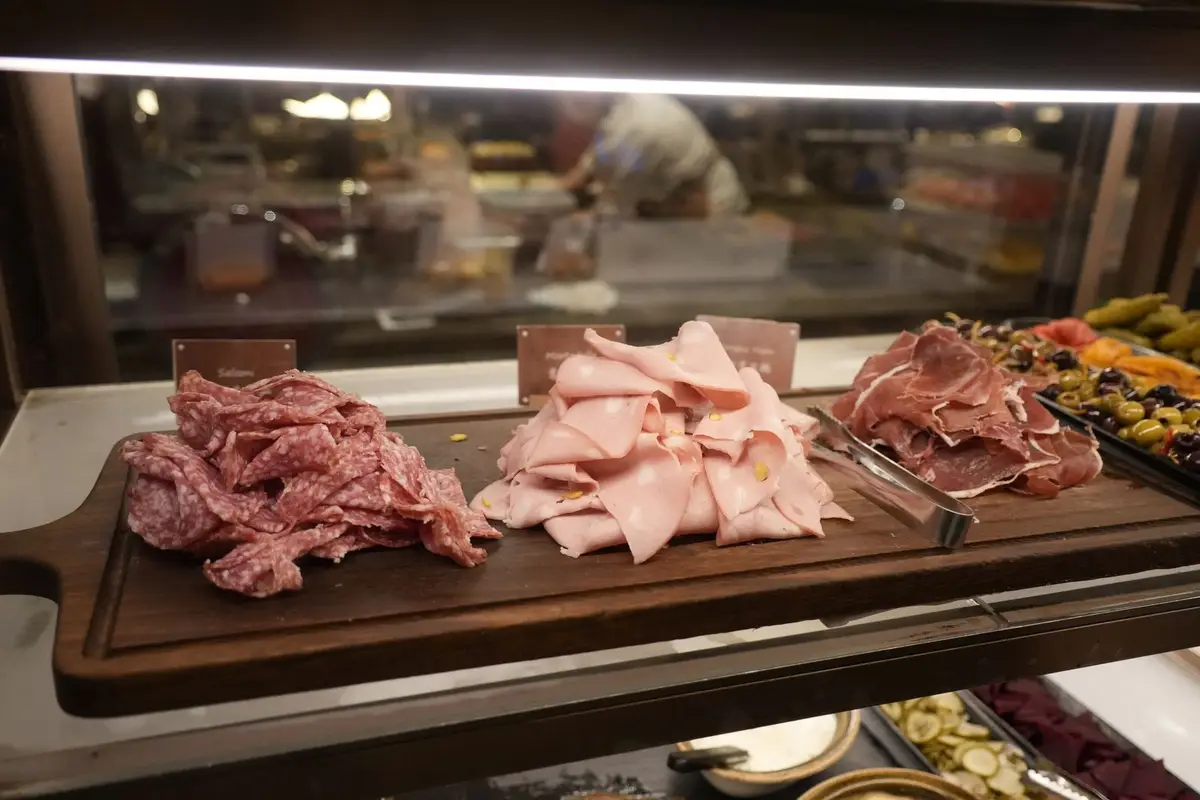 Balcão de delicatessen com frios e queijos