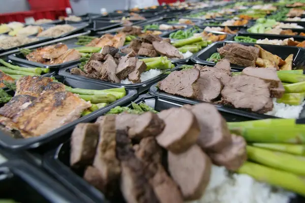 Bandejas de refeição hospitalar preparadas na cozinha
