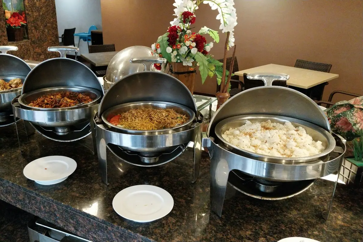 Buffet de café da manhã de hotel com pães, frutas e frios