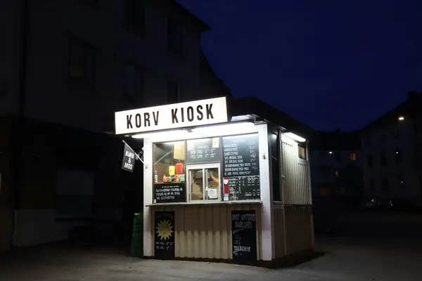 Quiosque de comida de rua iluminado à noite