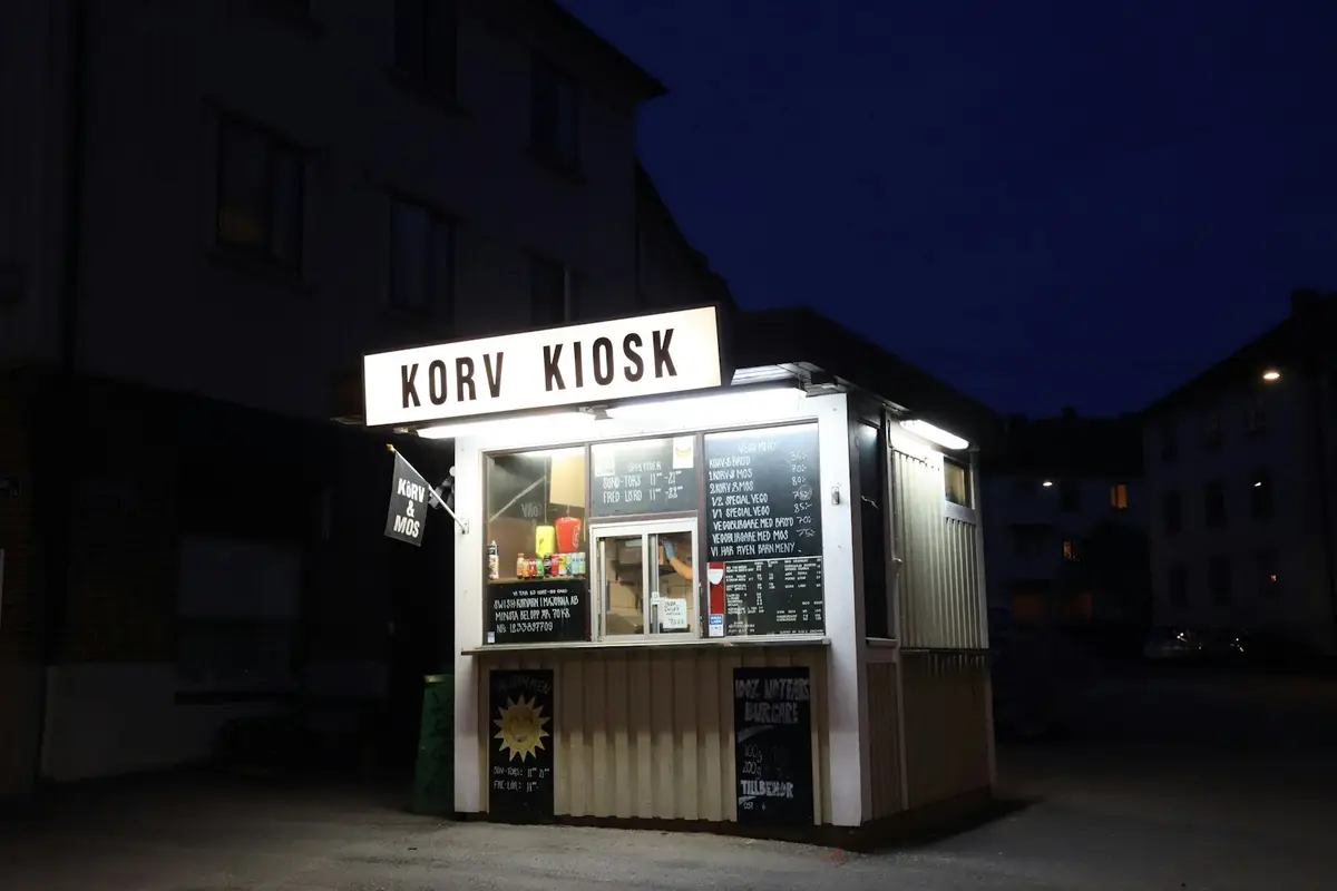 Quiosque de comida de rua iluminado à noite