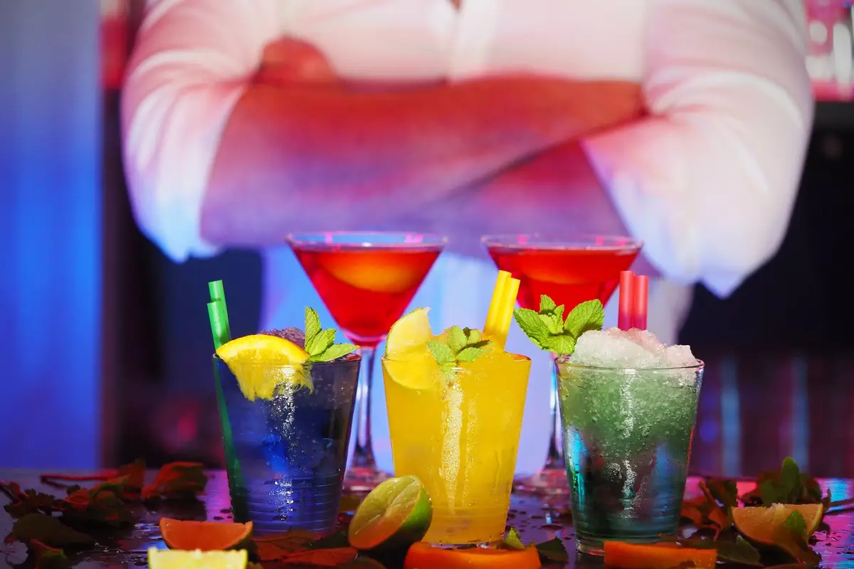 Bar de casa noturna com drinks preparados sob luz baixa