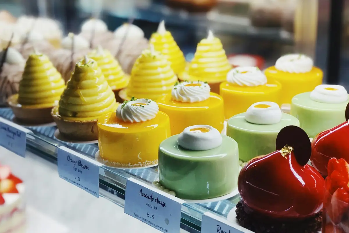 Bolos confeitados na vitrine de uma confeitaria