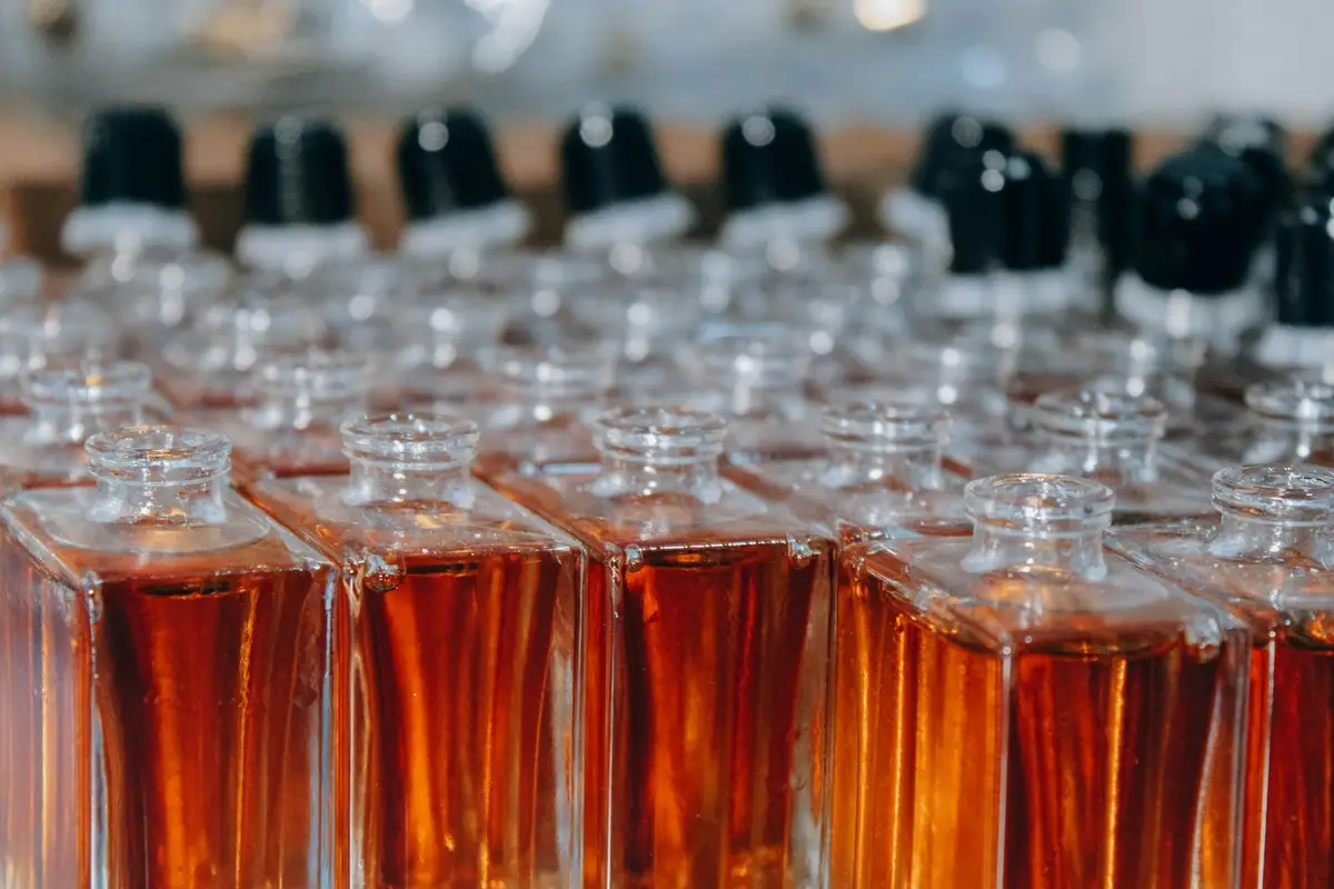 Frascos de perfume e essências sobre bancada de manipulação