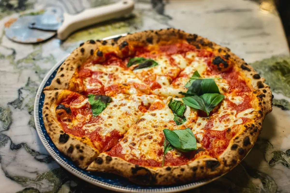 Pizza margherita napolitana com manjericão