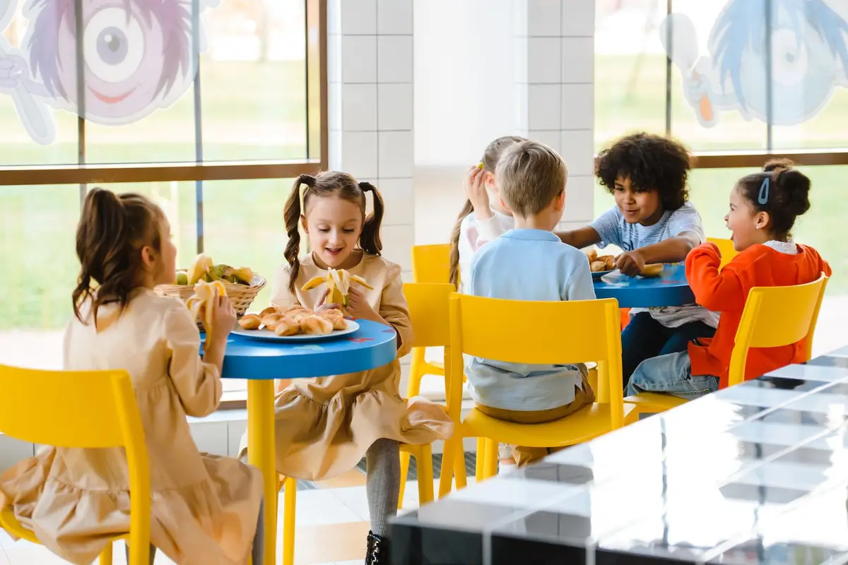 Alunos almoçando no refeitório da escola