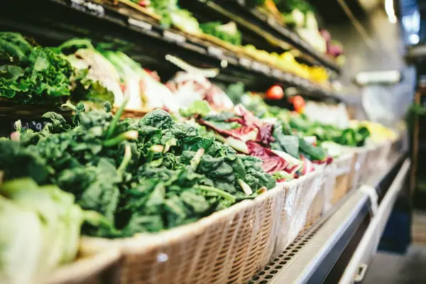 Seção de produtos frescos de supermercado