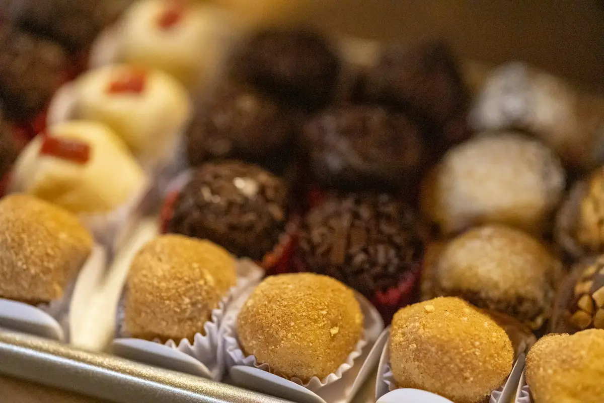 Bandeja de docinhos artesanais em forminhas
