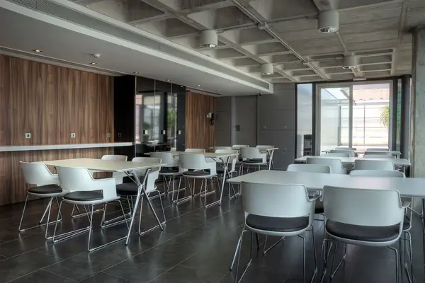 Restaurante universitário com linha de distribuição de refeições